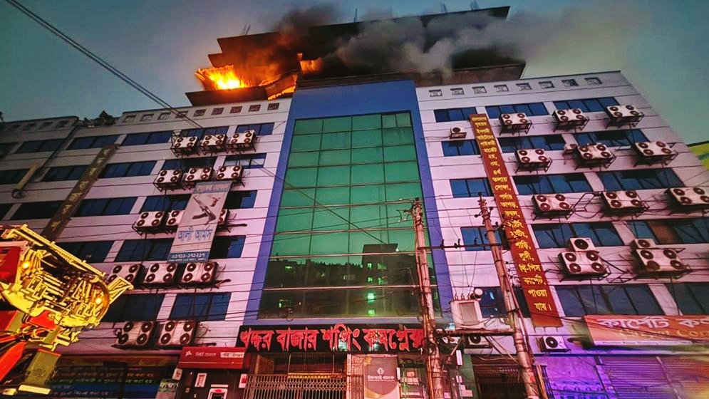 গুলিস্তানের খদ্দর মার্কেটে লাগা আগুন নিয়ন্ত্রণে